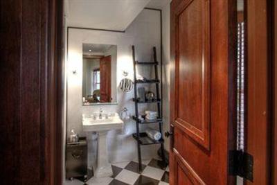 фото отеля Le Place d'Armes Hotel & Suites