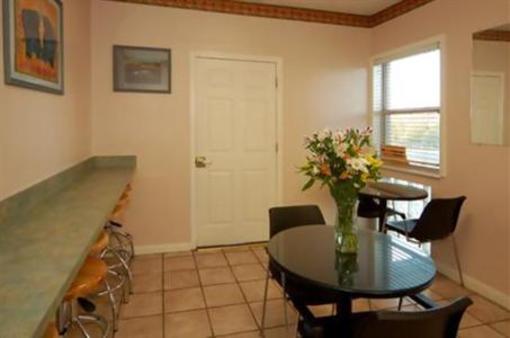 фото отеля Econo Lodge North Lake City
