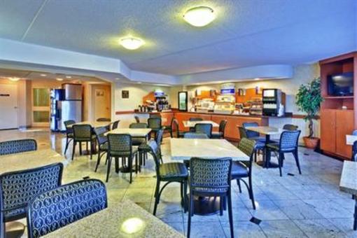 фото отеля Holiday Inn Express Toronto - Airport Area