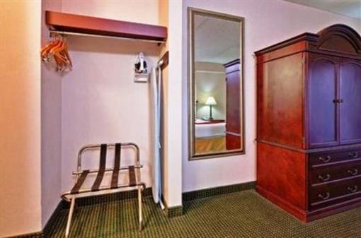 фото отеля Holiday Inn Express Toronto - Airport Area