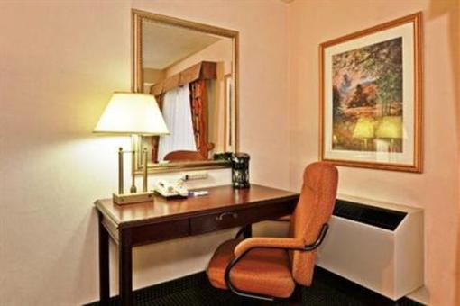 фото отеля Holiday Inn Express Toronto - Airport Area