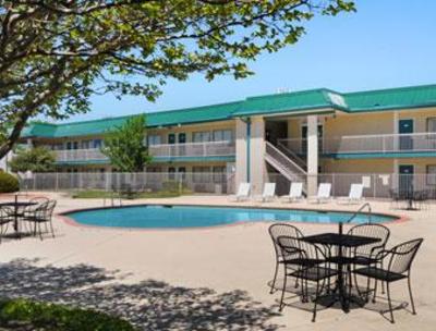 фото отеля Days Inn Arlington East Division Street
