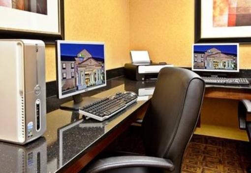 фото отеля Holiday Inn Express Hotel & Suites Crawfordsville