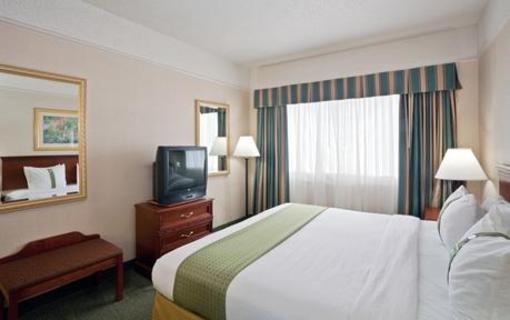 фото отеля Holiday Inn Hotel & Suites Overland Park West