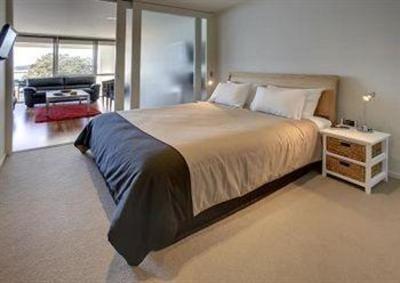 фото отеля The Waterfront Suites