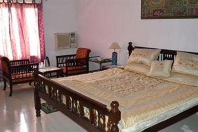 фото отеля Umaid Lake Palace Resort Dausa