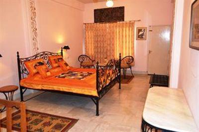 фото отеля Umaid Lake Palace Resort Dausa