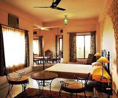 фото отеля Umaid Lake Palace Resort Dausa