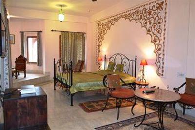 фото отеля Umaid Lake Palace Resort Dausa