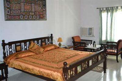 фото отеля Umaid Lake Palace Resort Dausa