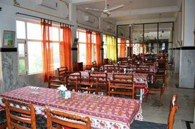фото отеля Umaid Lake Palace Resort Dausa