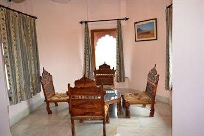фото отеля Umaid Lake Palace Resort Dausa