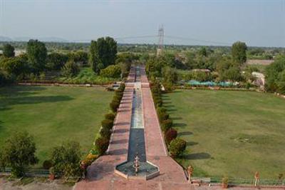 фото отеля Umaid Lake Palace Resort Dausa