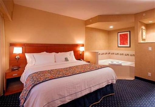 фото отеля Courtyard Hotel Hamilton