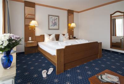 фото отеля Hotel Rheinischer Hof Garmisch-Partenkirchen