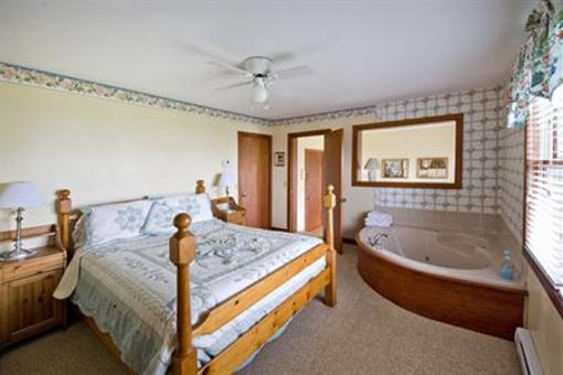фото отеля Bayview Pines Country Inn Mahone Bay