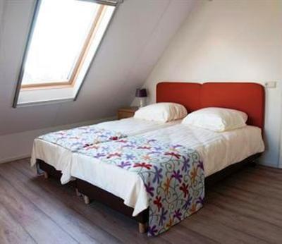 фото отеля Cornelly Holiday Home