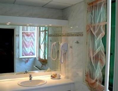 фото отеля Logis Hotel Les Chenes