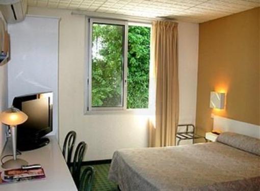 фото отеля Logis Hotel Les Chenes
