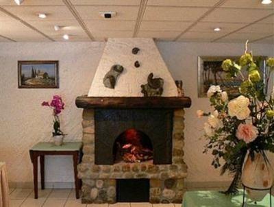 фото отеля Logis Hotel Les Chenes