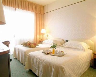 фото отеля Golden Tulip Waldorf Hotel