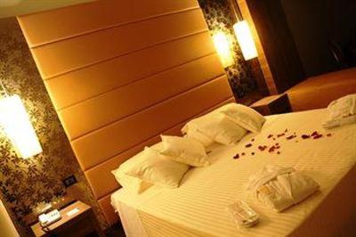 фото отеля Golden Tulip Waldorf Hotel