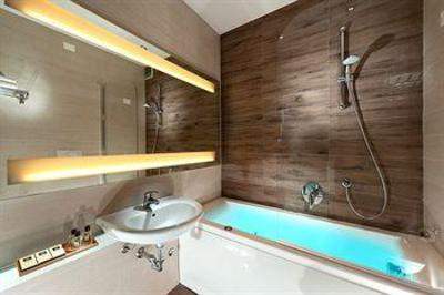 фото отеля Golden Tulip Waldorf Hotel