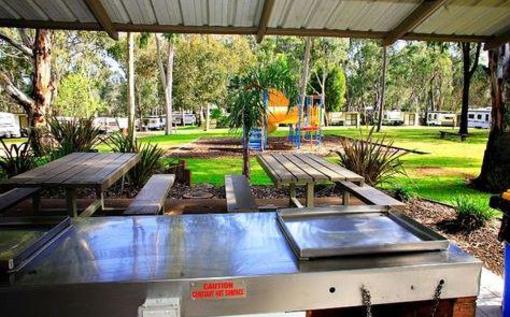 фото отеля A Shady River Holiday Park Moama