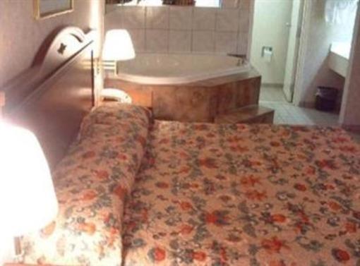 фото отеля Colonial Inn & Suites Memphis