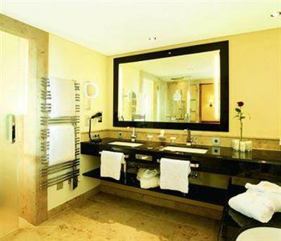 фото отеля Interalpen-Hotel Tyrol