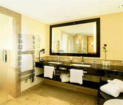 фото отеля Interalpen-Hotel Tyrol