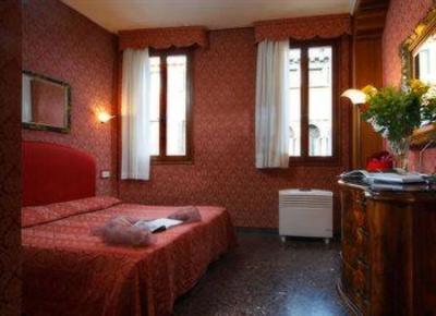 фото отеля Hotel Alle Guglie Venice