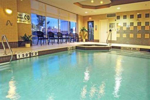 фото отеля Holiday Inn Express Hotel & Suites Brampton