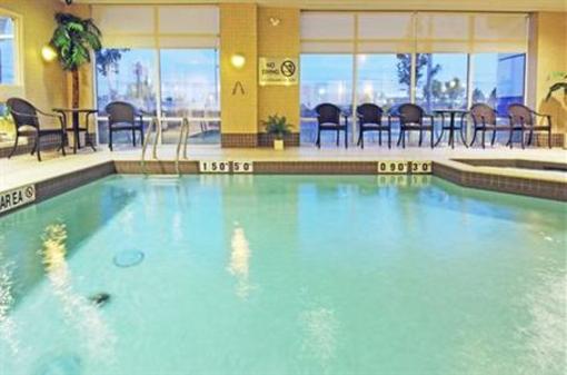 фото отеля Holiday Inn Express Hotel & Suites Brampton