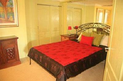 фото отеля Gemini Court Holiday Apartments