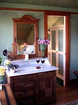 фото отеля Bronze Antler Bed & Breakfast
