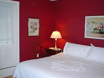 фото отеля Mahogany Manor Bed and Breakfast
