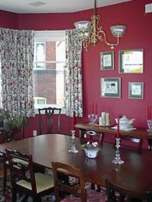 фото отеля Mahogany Manor Bed and Breakfast