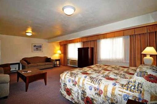 фото отеля Edgewater Inn & Suites