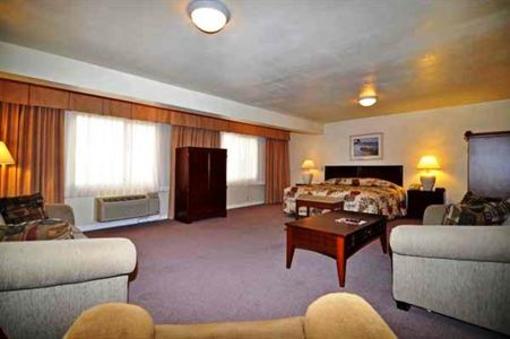 фото отеля Edgewater Inn & Suites