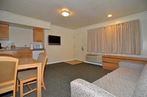 фото отеля Edgewater Inn & Suites