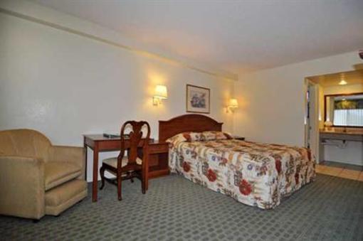 фото отеля Edgewater Inn & Suites