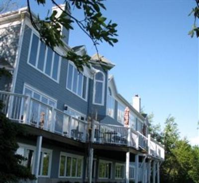 фото отеля Auberge Cap Aux-Corbeaux
