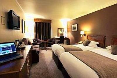 фото отеля Crown Hotel Chertsey