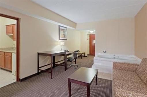 фото отеля Holiday Inn Express Hotel & Suites South Charleston