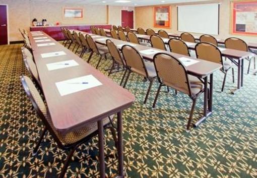 фото отеля Holiday Inn Express Hotel & Suites Concord