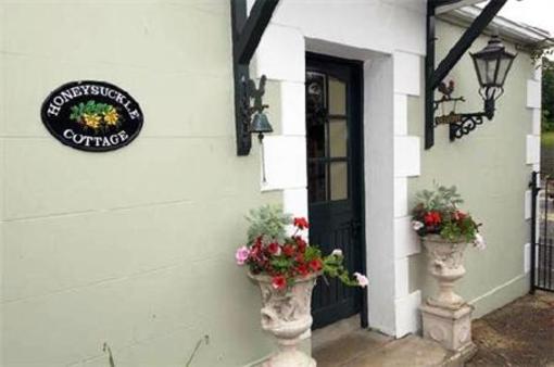 фото отеля Brookhall Cottages
