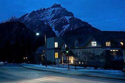фото отеля Banff Y Mountain Lodge