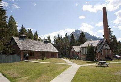 фото отеля Banff Y Mountain Lodge