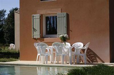 фото отеля Residence Les Rives du Lac Saint Saturnin Les Avignon